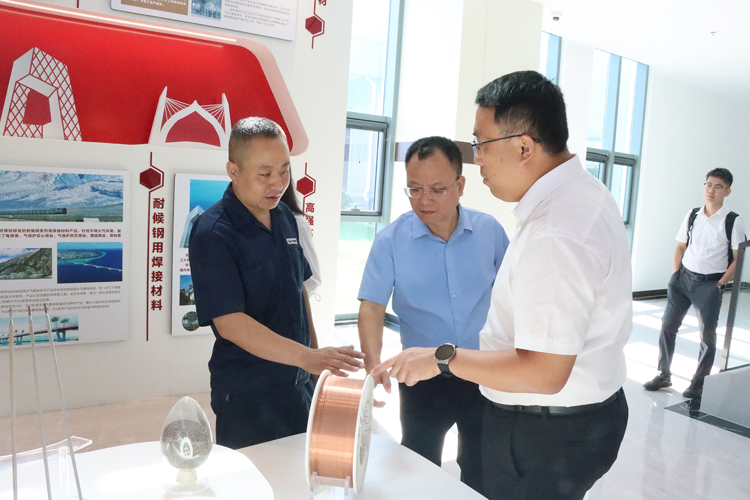 防城港市副市長(zhǎng)禤東一行 走進(jìn)金橋科技公司調(diào)研